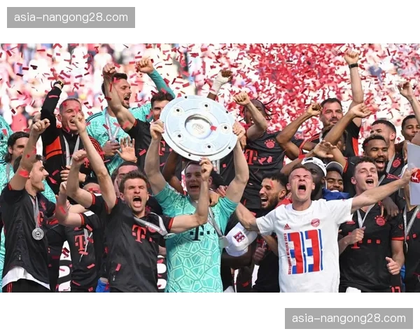 拜仁主场赛前展示印有欧冠奖杯和“14”字样的巨型横幅